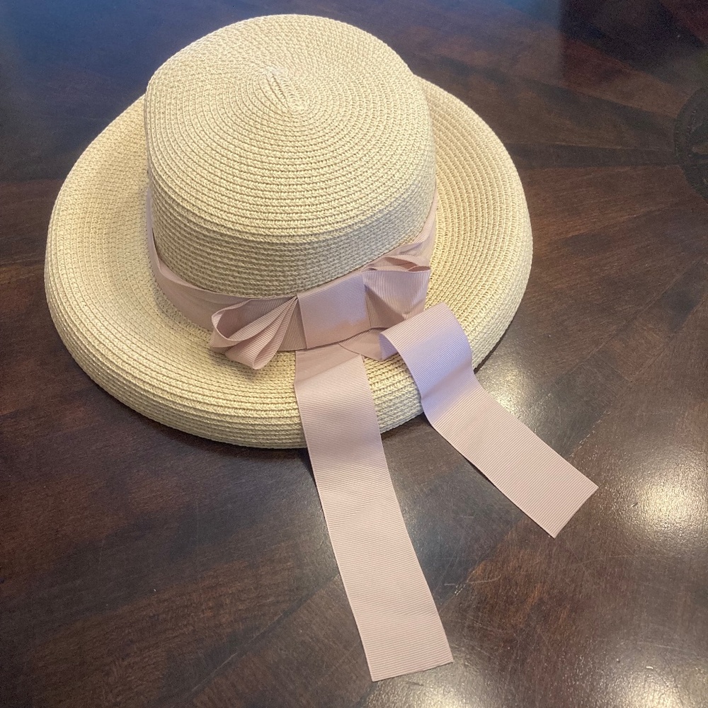 NWT women’s straw hat with beige ribbon / bow